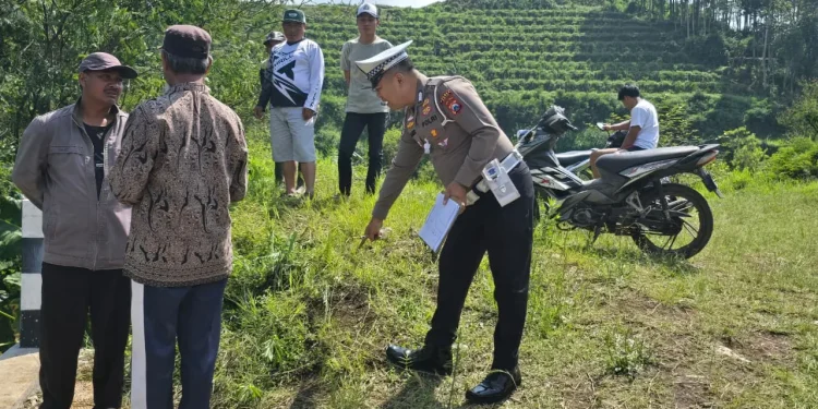 Petugas Satlantas Polres Batu saat olah TKP di lokasi kejadian tewasnya bapak dan anak di Pujon. Foto: Dok.