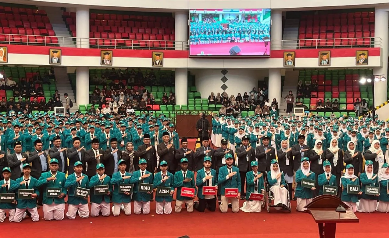 Mahasiswa baru Unisma berpose bersama jajaran pimpinan kampus usai pembukaan OSHIKA MABA 2025. /Foto: Tugumalang.id/Bagus Rachmad Saputra.