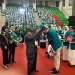 Rektor Unisma, Prof. Drs. H. Junaidi, M.Pd, Ph.D menyematkan topi dan juga jas almamater kepada perwakilan mahasiswa baru Unisma tahun akademik 2025/2026. /Foto: Tugumalang.id/Bagus Rachmad Saputra.