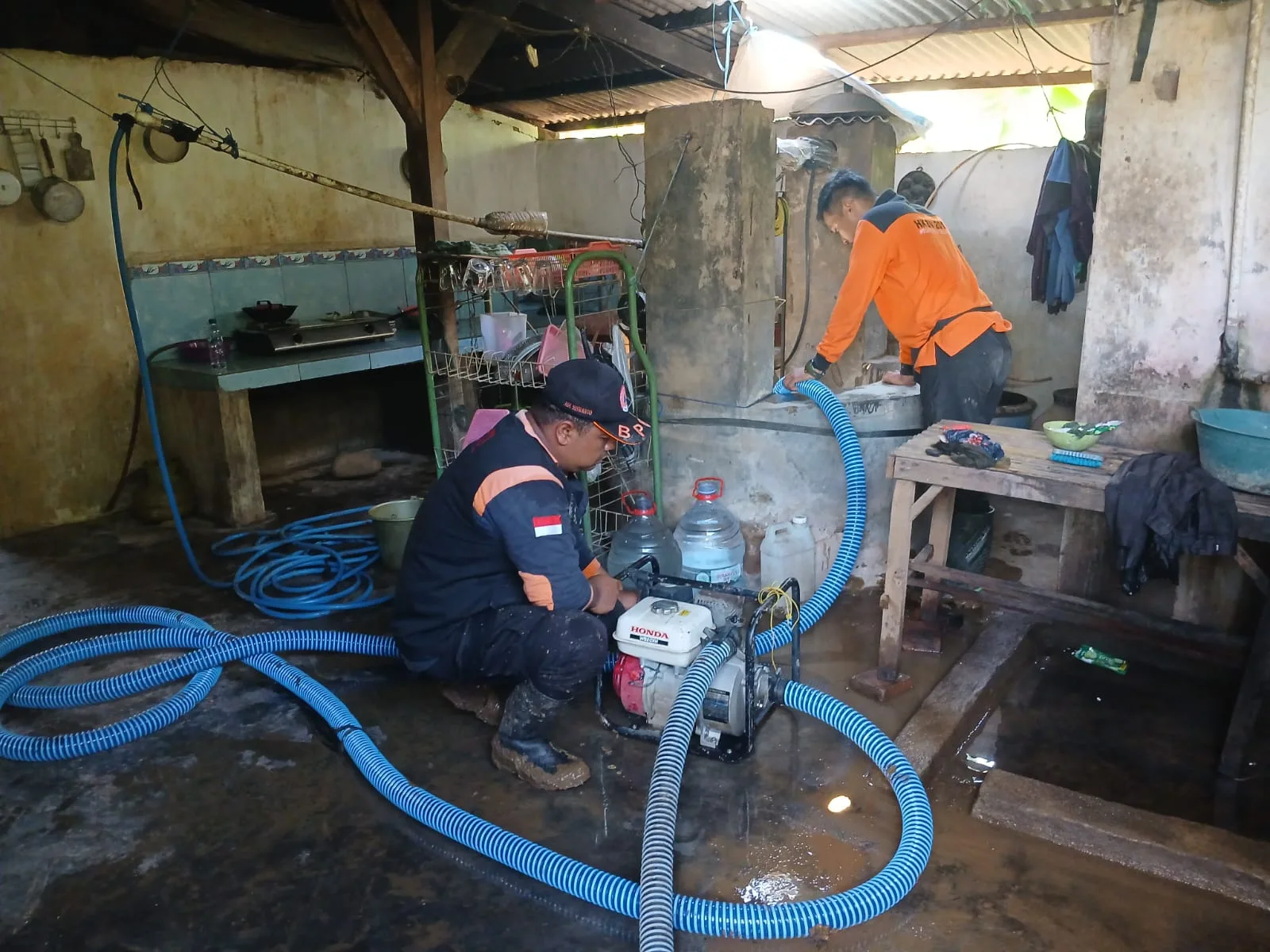 Petugas membersihkan sumur warga yang terdampak banjir. Foto: BPBD Kabupaten Malang