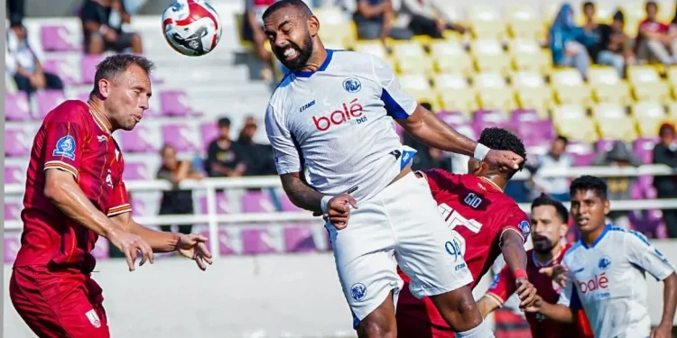Arema FC bermain imbang 2-2 melawan Persis Solo dalam lanjutan pekan ke-7 BRI Super League 2025/2026 pada Minggu (28/9/2025). /Foto: Instagram @aremafcofficial
