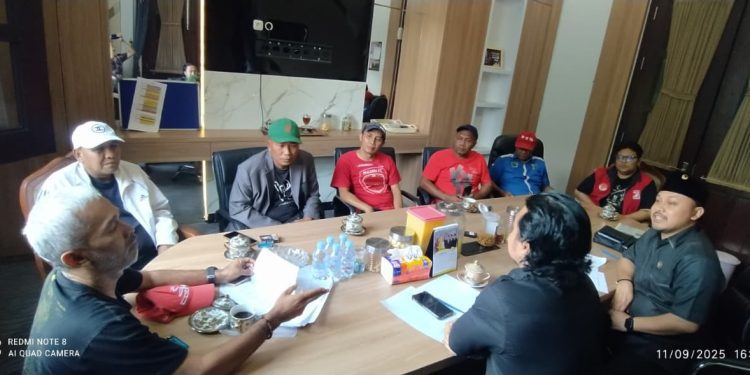 Fraksi Nasdem-PSI DPRD Kota Malang saat menerima audiensi dari Forum Komunikasi Paguyuban Angkot Malang. (Foto/ist)