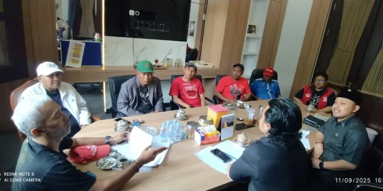 Fraksi Nasdem-PSI DPRD Kota Malang saat menerima audiensi dari Forum Komunikasi Paguyuban Angkot Malang. (Foto/ist)