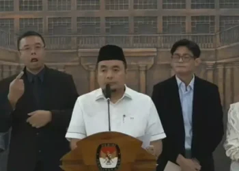 Ketua KPU RI, Afifuddin memberikan penjelasan yerkait dengan keputusan membatalkan Keputusan KPU RI Nomor 731 Tahun 2025. /Foto: Tangkapan layar kanal YouTube KPU RI.