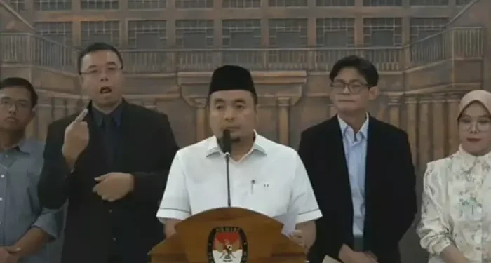 Ketua KPU RI, Afifuddin memberikan penjelasan yerkait dengan keputusan membatalkan Keputusan KPU RI Nomor 731 Tahun 2025. /Foto: Tangkapan layar kanal YouTube KPU RI.