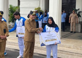Wali Kota Malang, Wahyu Hidayat menyerahkan bonus atlet peraih medali Porprov Jatim. (Foto/M Sholeh)