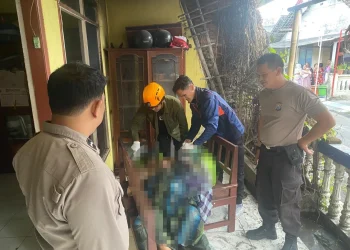 Petugas memeriksa jenazah lansia SM di lokasi kejadian. Foto: Polsek Pakis
