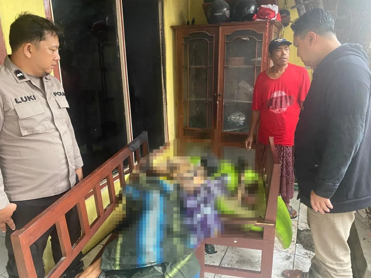 Jenazah korban dalam kondisi hangus di teras rumahnya. Foto: Polsek Pakis