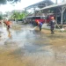 Petugas membersihkan dampak banjir di jalanan Desa Sitiarjo. Foto: BPBD Kabupaten Malang
