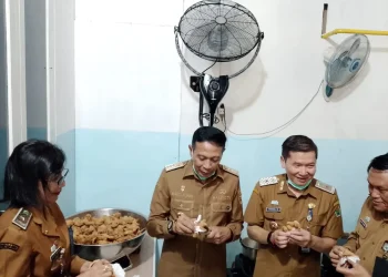 Wali Kota Malang, Wahyu Hidayat meninjau produksi makanan di SPPG Buring. (Foto/M Sholeh)