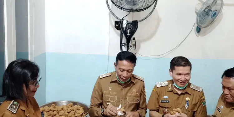 Wali Kota Malang, Wahyu Hidayat meninjau produksi makanan di SPPG Buring. (Foto/M Sholeh)