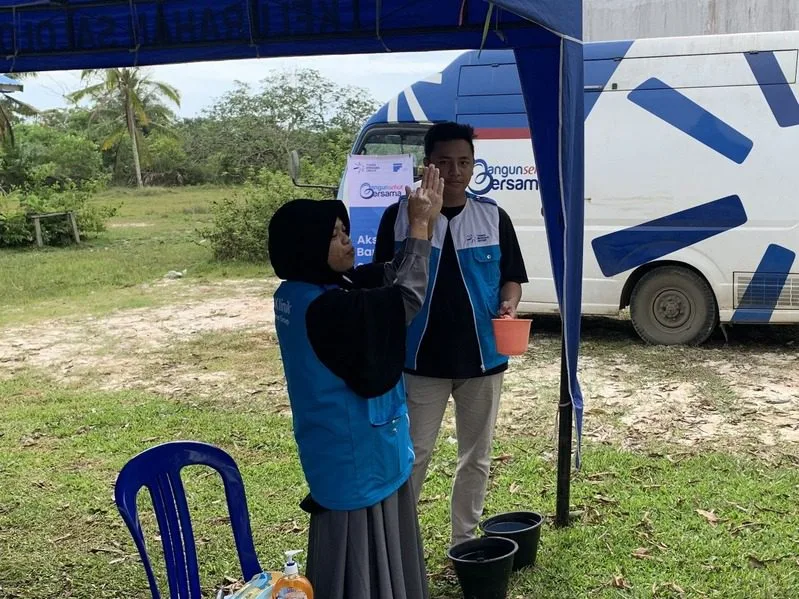 Pelatihan kesehatan TBIG mengedukasi cara mencuci tangan yang benar kepada warga di Kalimantan dalam Aksi Bangun Sehat Bersama. (Foto: dok TBIG)