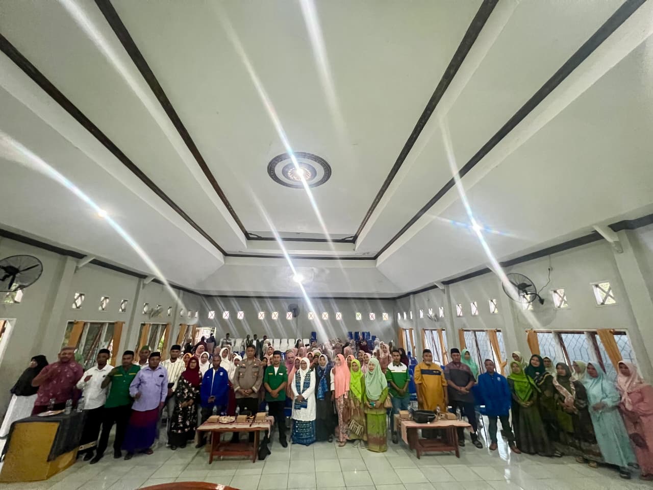 Pengurus PC GP Ansor Alor berpose bersama para tamu undangan yang hadir dalam acara Istighosah dan Doa Bersama memperingati Maulid Nabi Muhammad SAW. /Foto: Dok. PC GP Ansor Alor for Tugumalang.id.