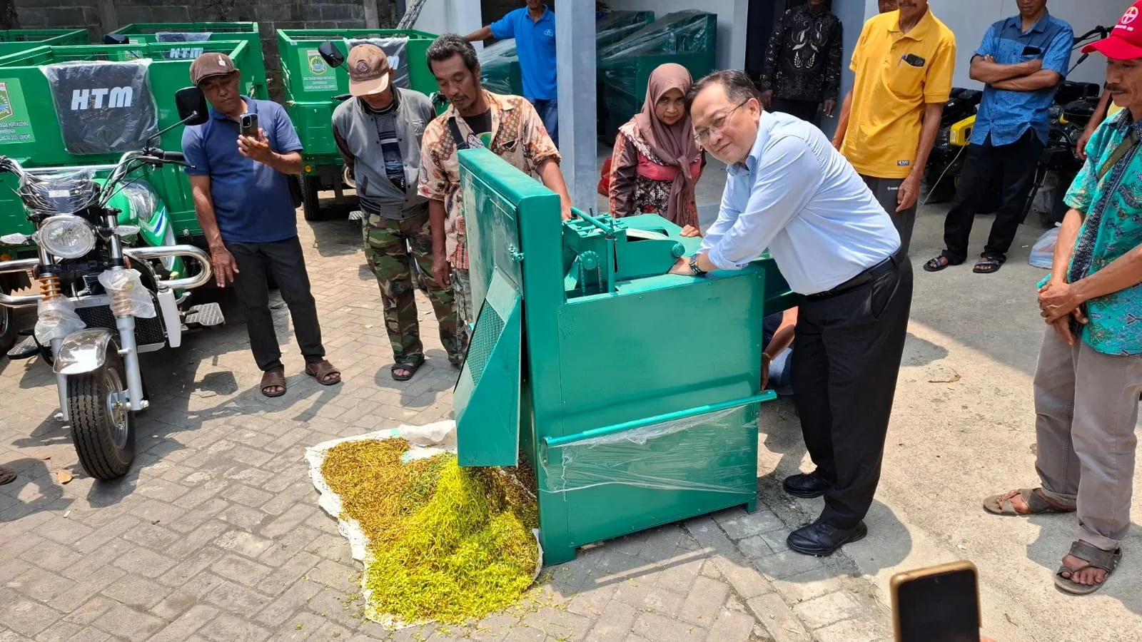 Kepala DTPHP Kabupaten Malang, Avicenna Medisica Saniputera mencoba alat perajang tembakau. Foto: Aisyah Nawangsari Putri