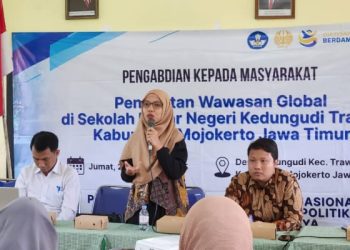 Tim PKM Prodi HI Unesa beri edukasi tentang penguatan wawasan global serta kesempatan menempuh pendidikan tinggi di luar negeri melalui beasiswa internasional yang dilaksanakan di SDN Kedungudi, Trawas, Kabupaten Mojokerto. /Foto: Dok. Tim PKM Prodi HI Unesa.