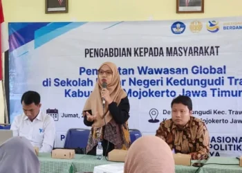 Tim PKM Prodi HI Unesa beri edukasi tentang penguatan wawasan global serta kesempatan menempuh pendidikan tinggi di luar negeri melalui beasiswa internasional yang dilaksanakan di SDN Kedungudi, Trawas, Kabupaten Mojokerto. /Foto: Dok. Tim PKM Prodi HI Unesa.