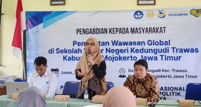 Tim PKM Prodi HI Unesa beri edukasi tentang penguatan wawasan global serta kesempatan menempuh pendidikan tinggi di luar negeri melalui beasiswa internasional yang dilaksanakan di SDN Kedungudi, Trawas, Kabupaten Mojokerto. /Foto: Dok. Tim PKM Prodi HI Unesa.