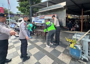 Aksi bersih-bersih dan berjaga di pos polisi para driver ojol di Kota Batu. Foto: Azmy
