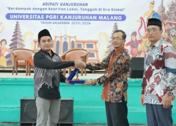Penyerahan cinderamata dari pihak Unikama kepada narasumber dalam acara Studium Generale PKKMB Unikama 2025./Foto: Dok. Unikama