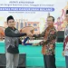 Penyerahan cinderamata dari pihak Unikama kepada narasumber dalam acara Studium Generale PKKMB Unikama 2025./Foto: Dok. Unikama