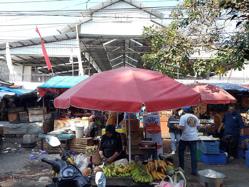 Kondisi Pasar Kebalen yang pedagangnya berjualan di tepi jalan. (Foto/M Sholeh)