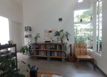 Suasana kafe Midodore Space, salah satu Book Cafe di Malang/ Review google