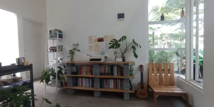 Suasana kafe Midodore Space, salah satu Book Cafe di Malang/ Review google