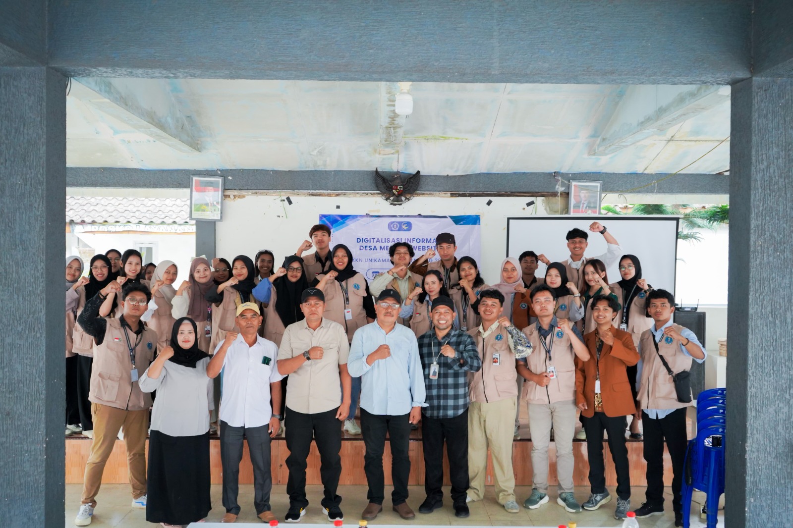 Mahasiswa KKN Unikama di Desa Wadung berpose bersama dengan perangkat desa./Foto: Dok. Unikama.
