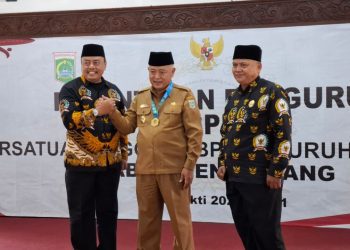 Bupati Malang, Sanusi dinobatkan sebagai Bapak BPD Kabupaten Malang oleh PABPDSI Jawa Timur. Foto: Aisyah Nawangsari Putri