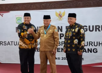 Bupati Malang, Sanusi dinobatkan sebagai Bapak BPD Kabupaten Malang oleh PABPDSI Jawa Timur. Foto: Aisyah Nawangsari Putri