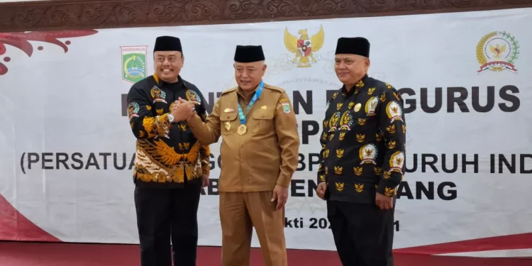 Bupati Malang, Sanusi dinobatkan sebagai Bapak BPD Kabupaten Malang oleh PABPDSI Jawa Timur. Foto: Aisyah Nawangsari Putri