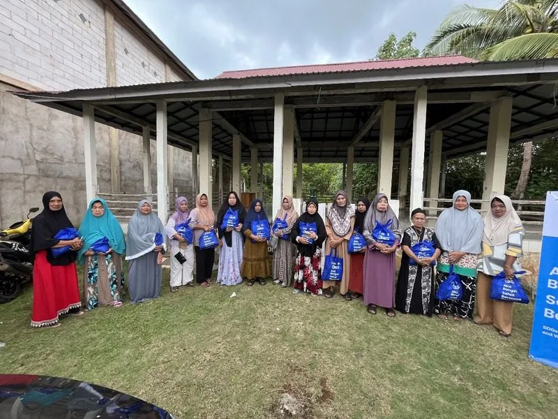 Warga Kalimantan mendapat bantuan dari TBIG. (Foto: dok TBIG)