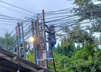 Ilustrasi kabel-kabel semrawut di Kota Batu. Foto: Istimewa
