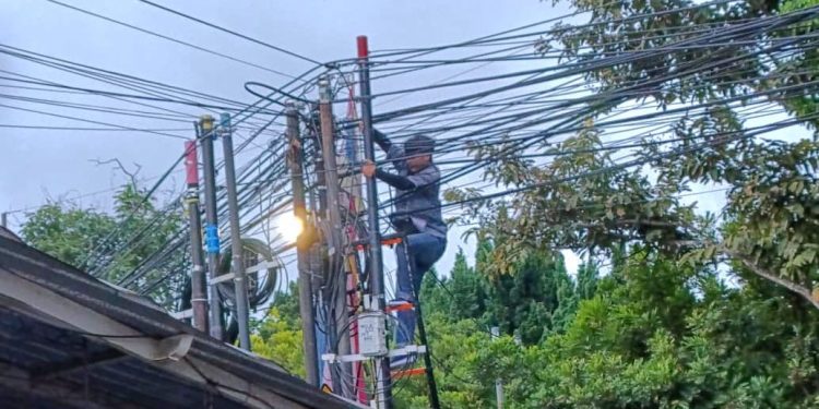 Ilustrasi kabel-kabel semrawut di Kota Batu. Foto: Istimewa
