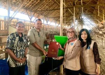 Tim Dosen Unikama bantu masyarakat di Wagir, Kabupaten Malang dengan produk kerupuk dari telur asin dan penerapan pakan modern. /Foto: Dok. Unikama.
