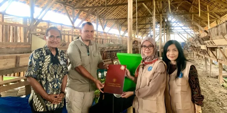 Tim Dosen Unikama bantu masyarakat di Wagir, Kabupaten Malang dengan produk kerupuk dari telur asin dan penerapan pakan modern. /Foto: Dok. Unikama.