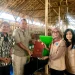 Tim Dosen Unikama bantu masyarakat di Wagir, Kabupaten Malang dengan produk kerupuk dari telur asin dan penerapan pakan modern. /Foto: Dok. Unikama.