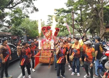 Pertunjukan barongsai dalam kirab budaya peringatan HUT Klenteng Eng An Kiong Malang. (Foto/M Sholeh)