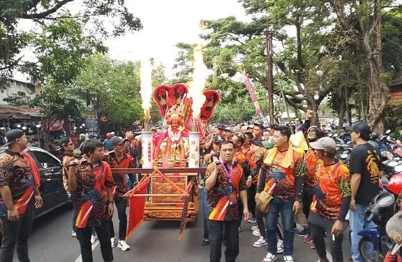 Pertunjukan barongsai dalam kirab budaya peringatan HUT Klenteng Eng An Kiong Malang. (Foto/M Sholeh)