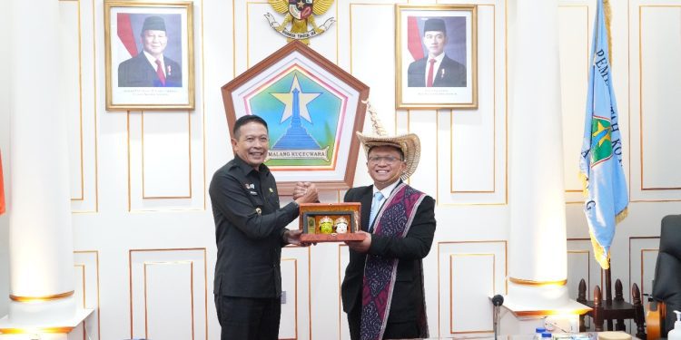 Acara kunjungan Manager PLN Malang,Agung Wibowo, ke Wali Kota Malang, Wahyu Hidayat. Foto/dok