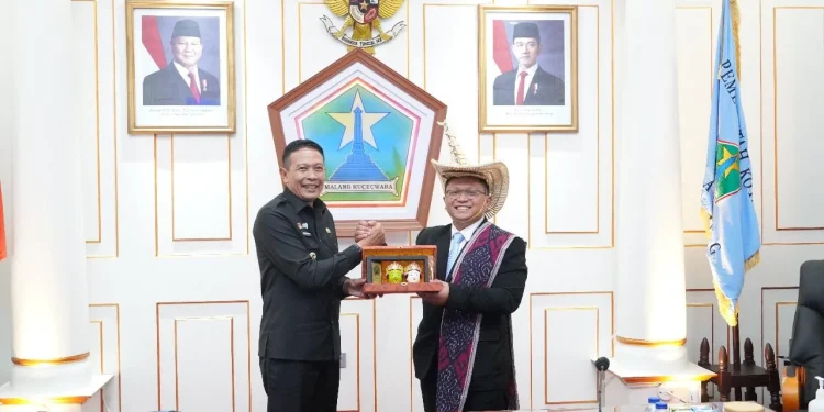 Acara kunjungan Manager PLN Malang,Agung Wibowo, ke Wali Kota Malang, Wahyu Hidayat. Foto/dok