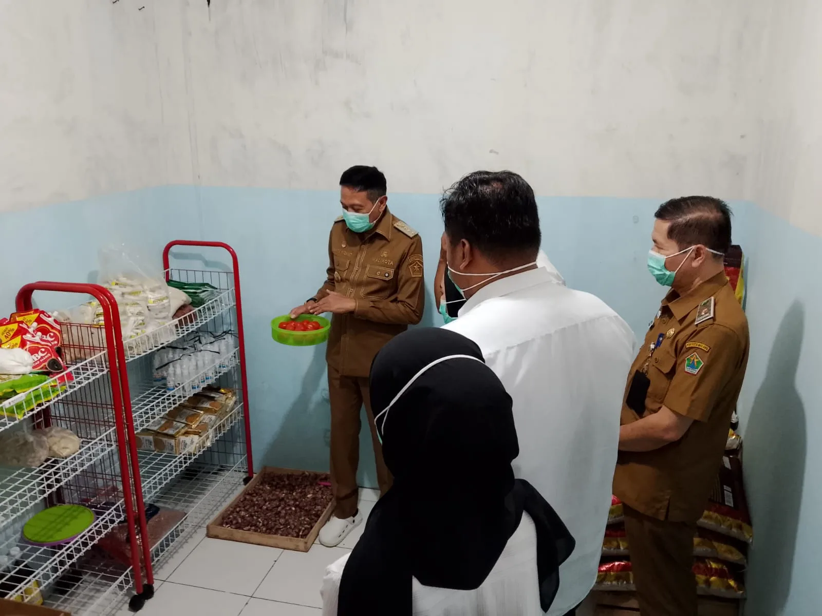 Wali Kota Malang, Wahyu Hidayat meninjau produksi makanan di SPPG Buring. (Foto/M Sholeh)