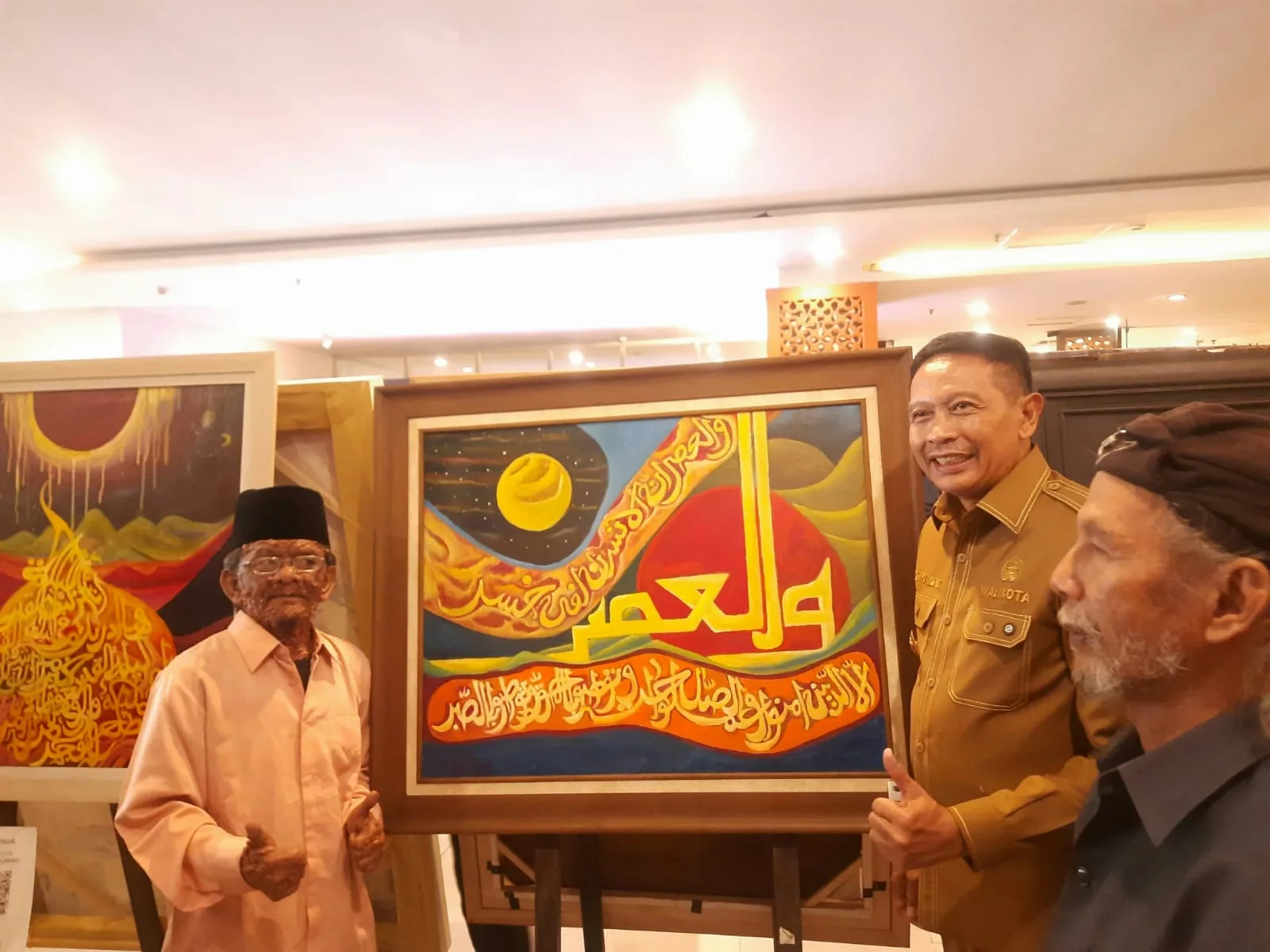 Wali Kota Malang, Wahyu Hidayat saat menghadiri pameran lukisan di Ascent Priemer Hotel Malang. (Foto/M Sholeh)