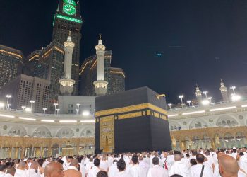 Suasana shalat di Baitullah, Makkah, Arab Saudi, beberapa waktu lalu. Foto: irham thoriq.