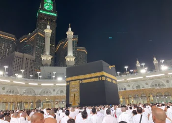Suasana shalat di Baitullah, Makkah, Arab Saudi, beberapa waktu lalu. Foto: irham thoriq.