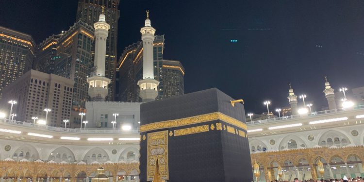 Suasana shalat di Baitullah, Makkah, Arab Saudi, beberapa waktu lalu. Foto: irham thoriq.