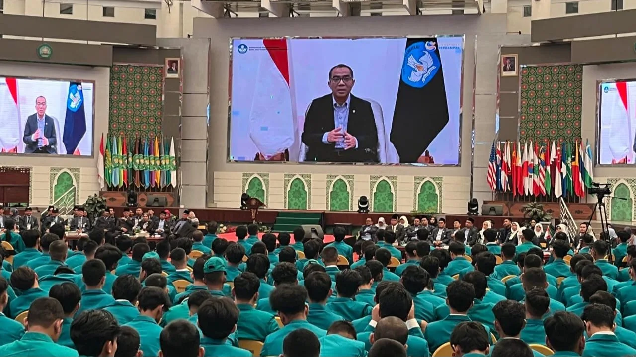 Sambutan dari Mendikti Saintek, Prof. Brian Yuliarto, Ph.D secara daring di pembukaan OSHIKA MABA Unisma 2025./Foto: Tugumalang.id/Bagus Rachmad Saputra.