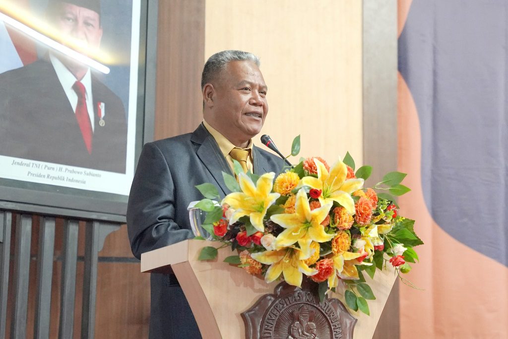 Rektor Unikama, Dr. Sudi Dul Aji, M.Si memberikan pesan kepada para calon guru. Foto/Rubianto