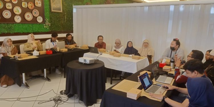 Suasana diskusi pemerhati HIV dari berbagai sektor di Resto 52 Malang, selasa (16/10/2025). Foto/dok