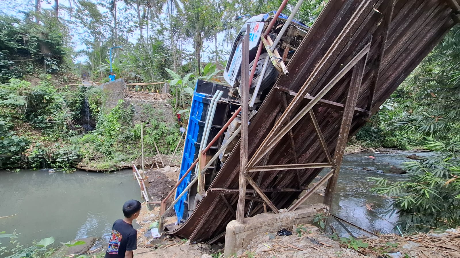 Jembatan penghubung Desa Wadung dan Sukoanyar ambrol saat dilintasi truk bermuatan pasir. Foto: Aisyah Nawangsari Putri